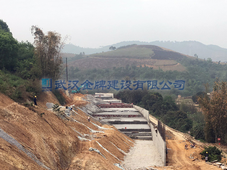 泡沫轻质土陡坡地段填筑