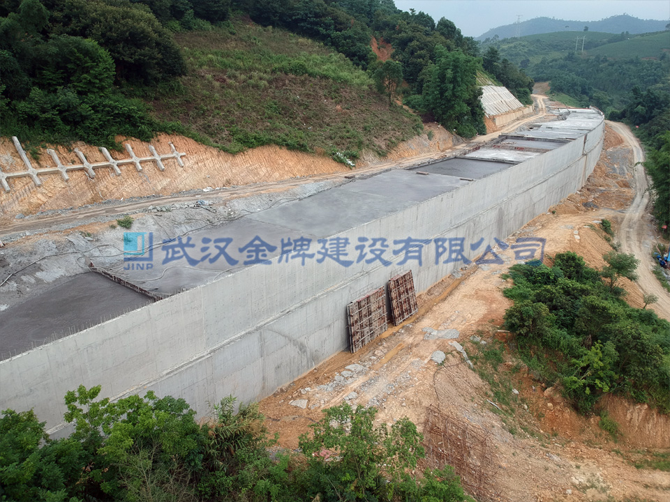 泡沫轻质土陡坡地段填筑