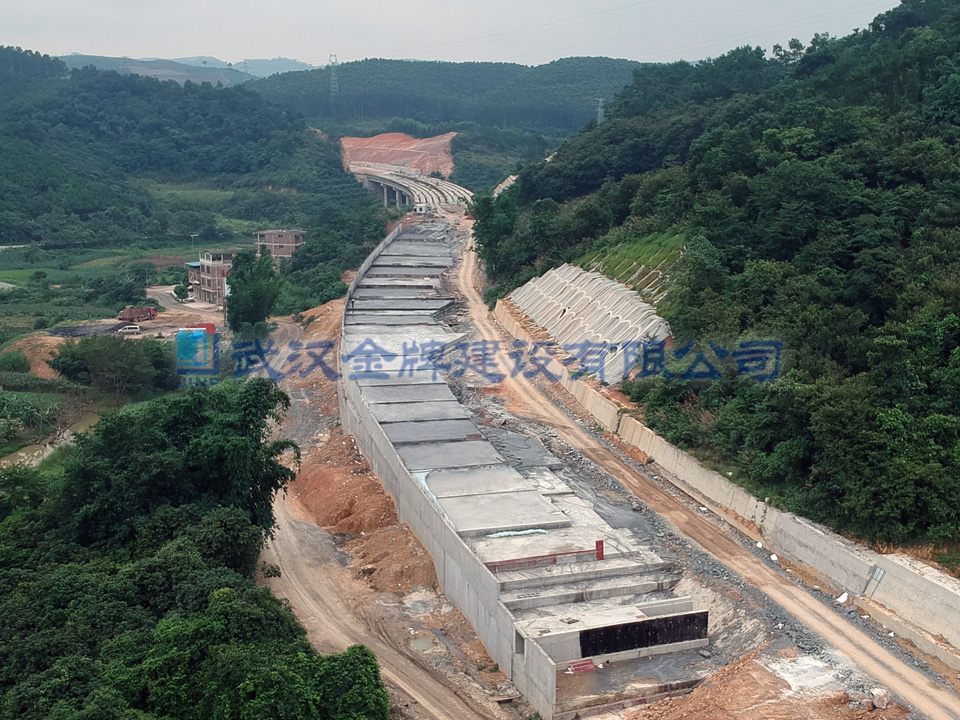 泡沫轻质土陡坡地段填筑