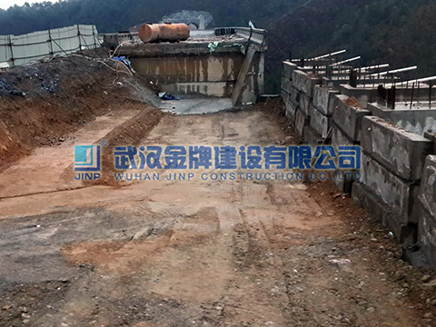 湖南新溆高速公路桥台背路基填筑(图1)